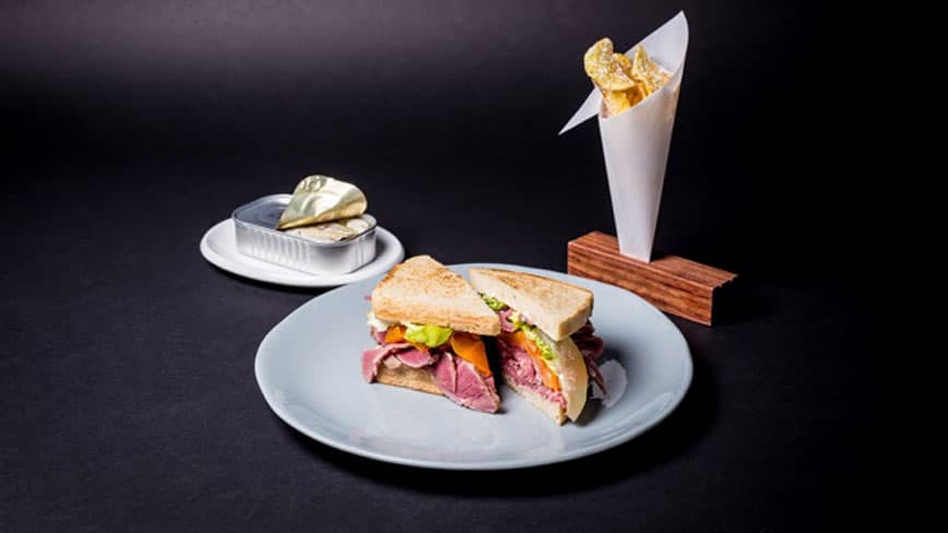 Hausgemachter-Sardinen-Toast-mit-Rinderpastrami-und-Chips