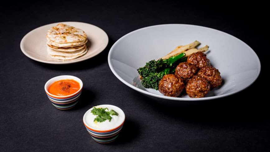 Lammbaellchen_-Petersilienwurzel_-Brokkoliblueten-und-hausgemachtes-Nann-Brot-mit-verschiedenen-Dips