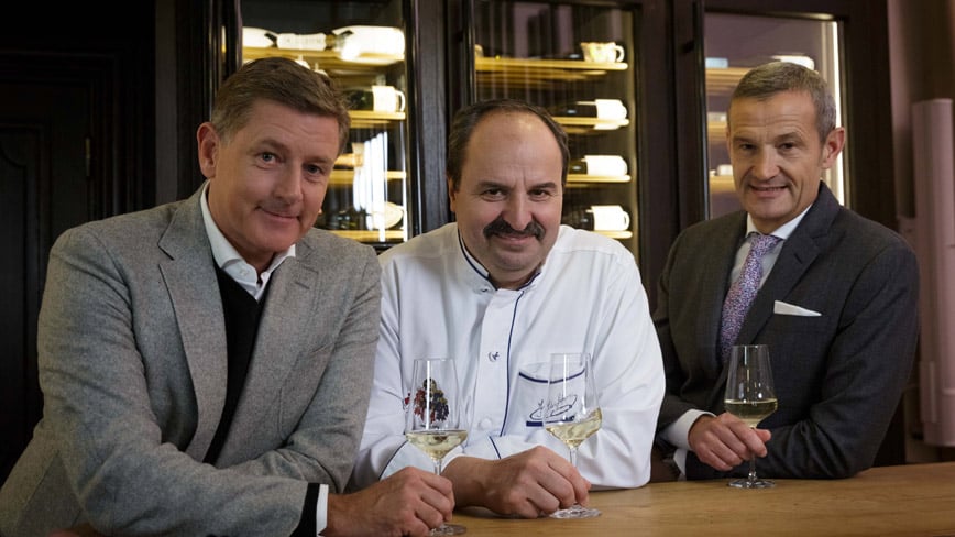 Johann Lafer beim Wein trinken