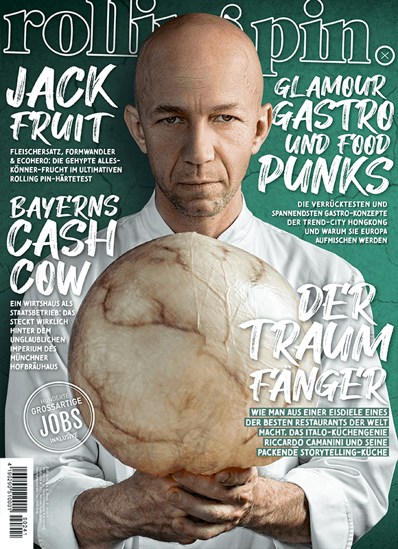 Riccardo Camanini, Küchenchef im Lido 84, mit einer aufgeblasenen Schweineblase am Cover des Rolling Pin Magazins