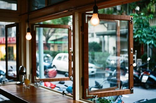 offene-fenster-gastgarten-restaurant