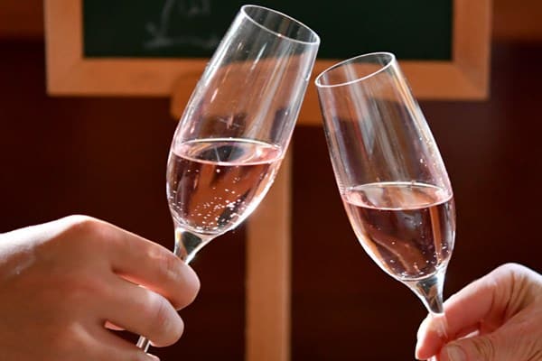 sekt-schaumwein-gläser-flöten