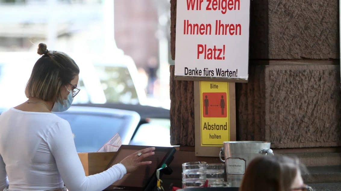 Maske-Kneipe-Gastgarten-Restaurant-1132x636