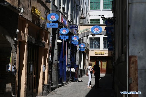 belgien-leere-straße-gastronomie