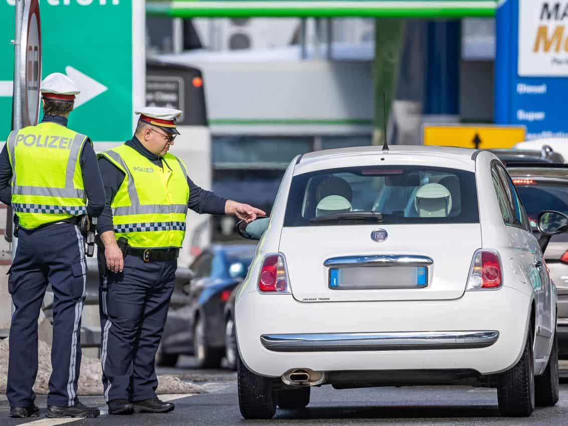 grenze-italien-österreich-fiat-500-polizei-kontrolle-1132x849