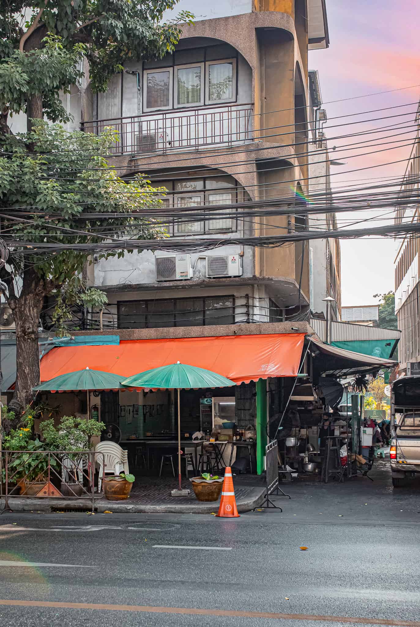 A50BR21-Icon-Award-Jay-Fai-restaurant-exterior