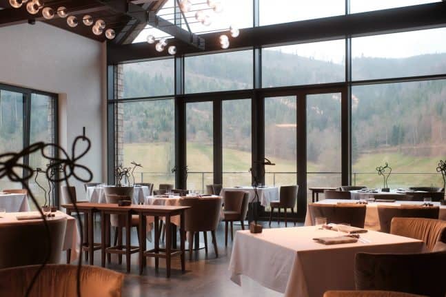 Die-neue-Schwarzwaldstube-der-Traube-Tonbach-im-wiederaufgebauten-Stammhaus-c-Julian-Beekmann-scaled-e1656408501508