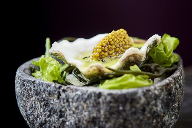 Alois_Dallmayr-Fine-Dining_Gegrillte-Gillardeau-Auster-Algen-Caviar-e1664371528736