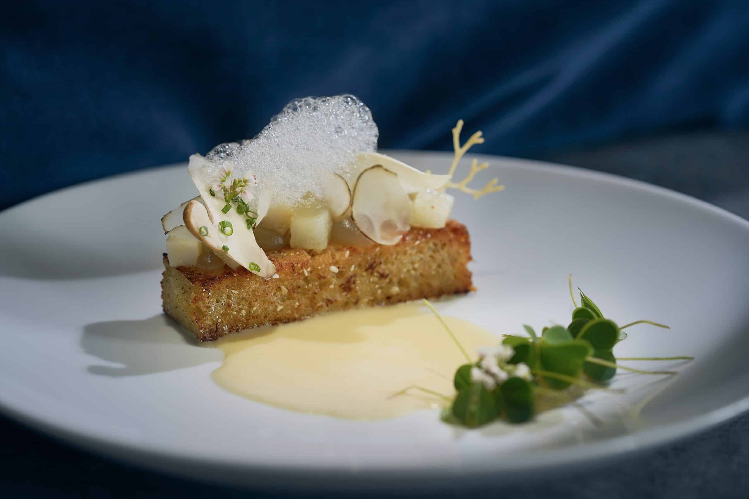 Vendôme_Buchweizen-Frenchtoast-Steinpilzroyale-Sangohachi-Miso-Emulsion_Beiteller_c_Erik-Chmil-scaled