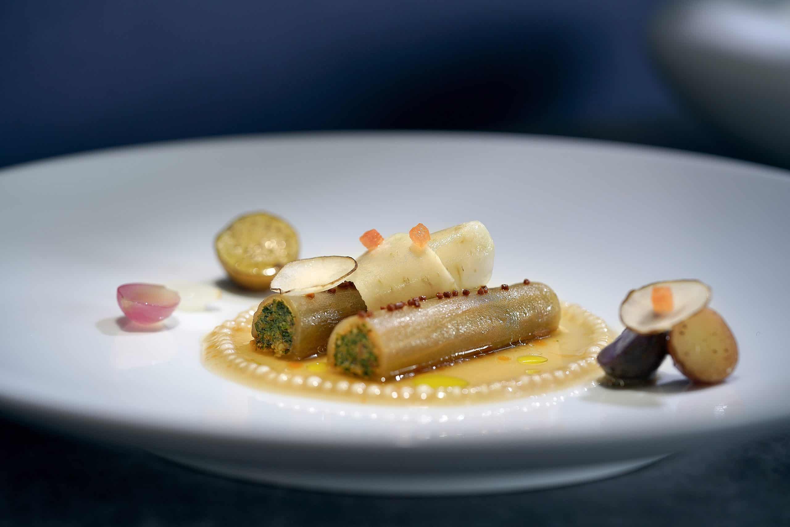 Vendôme_Gefüllte-Aubergine-und-Alblinsen-Curry-gegrillter-Porree-Basilikumkefir_2_c_Erik-Chmil-scaled