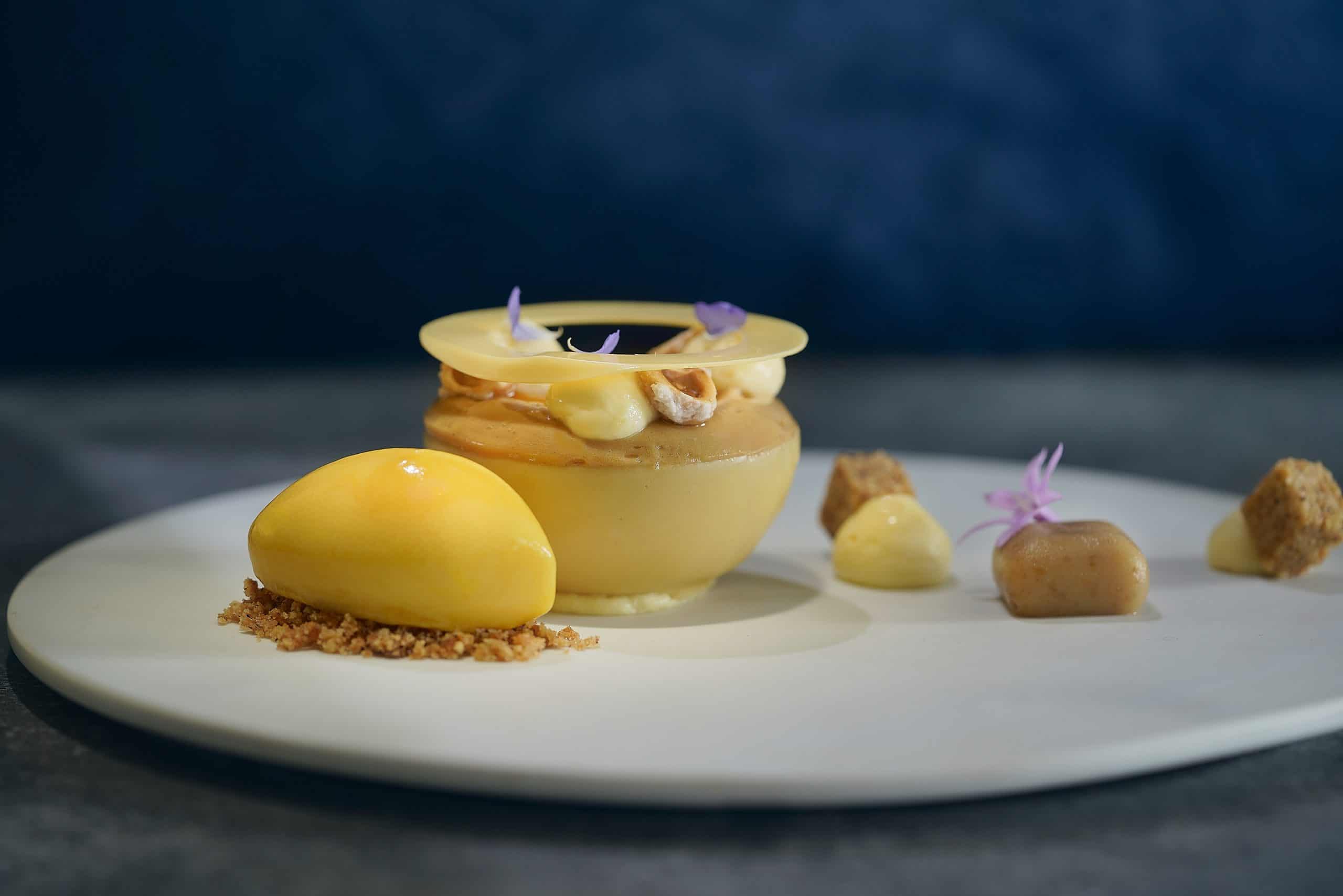 Vendôme_Piemonteser-Haselnuss-und-Passionsfrucht_c_Erik-Chmil-scaled