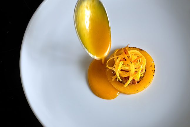 Alois_Dallmayr-Fine-Dining_Gericht_Kürbis-Seeigel-Sanddorn-Safran_©-Annette-Sandner-e1666338292660