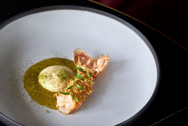Alois_Dallmayr-Fine-Dining_Gericht_Langostino-Saté-Sauce-Pandan_©-Annette-Sandner-e1666338314815