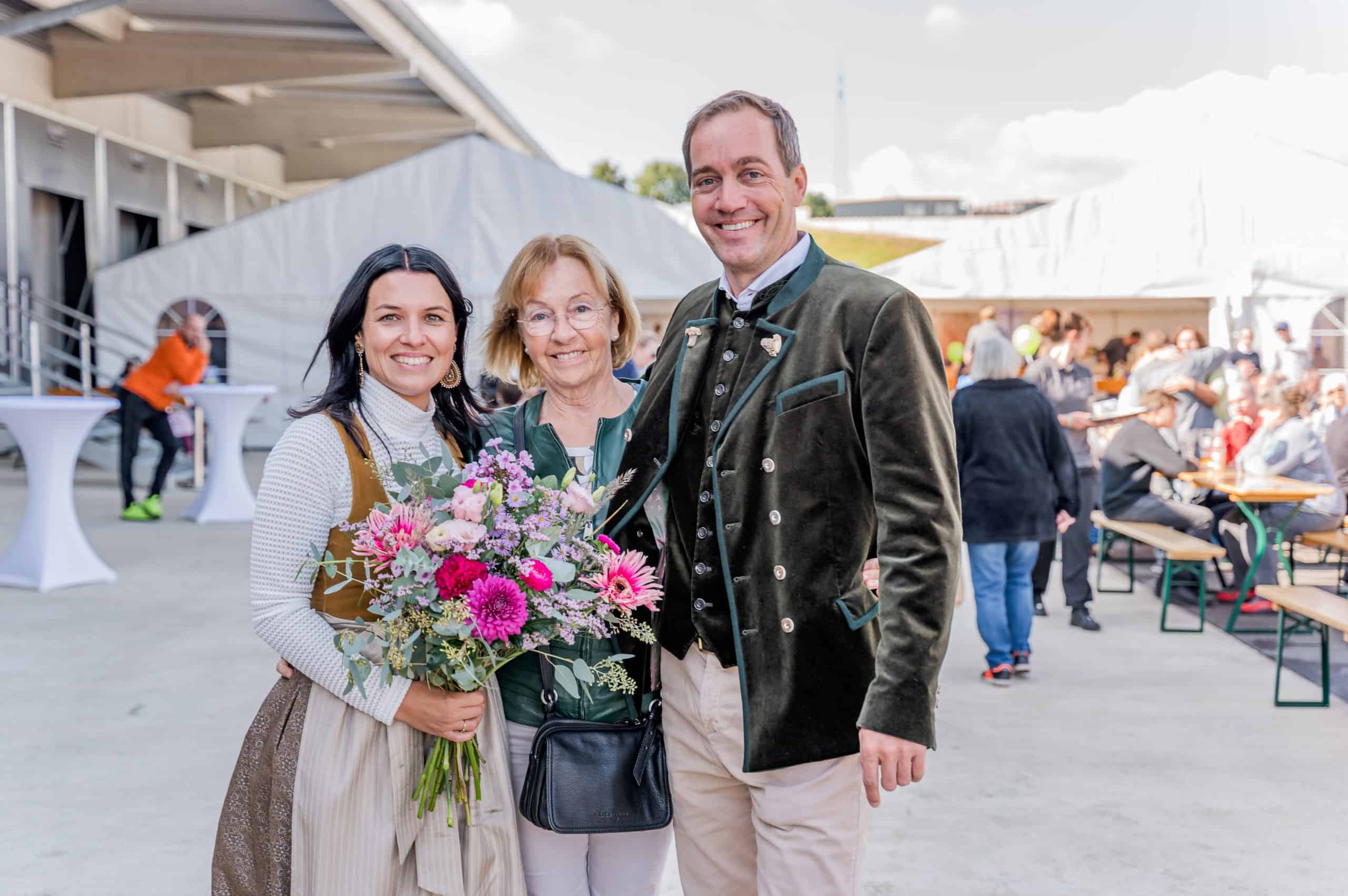 Familie-Kröswang-bei-der-Eröffnungsfeier-Pfaffenhofen-scaled
