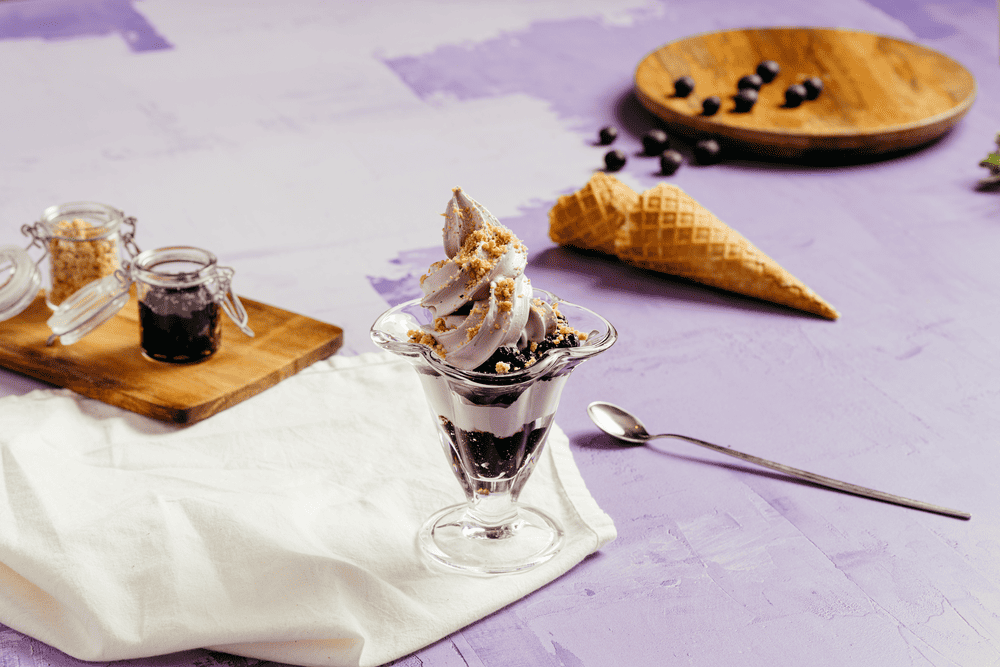 Bild-4-Softeis-mit-Blaubeer-und-Crumble