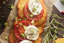 c-Schne-frost-Reibekuchen_rustikal_Rezept-mit-Tomate_Mozzarella-Topping-260x173
