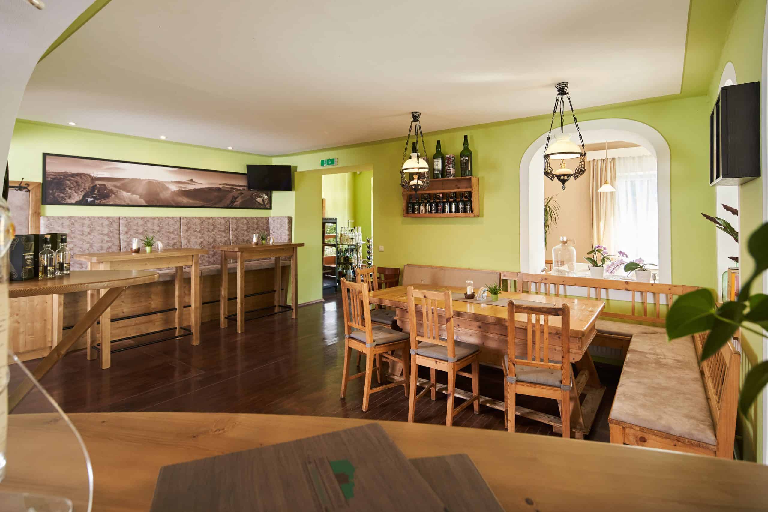 Breitenfelderhof-Gasthaus-Innen-Stammtisch-2-scaled