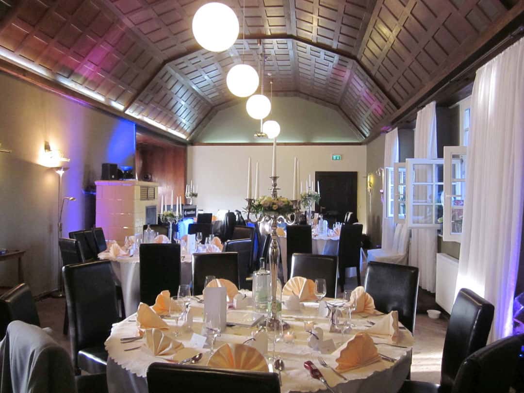 Saal_Hochzeit_Tische_rund
