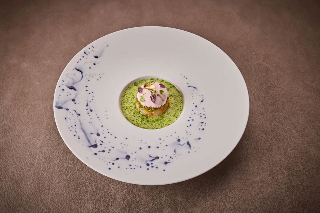 teller-mit-gerichten-rote-garnele-gurke-pomelo-holunderblutenessig-jalapeno-bouillon