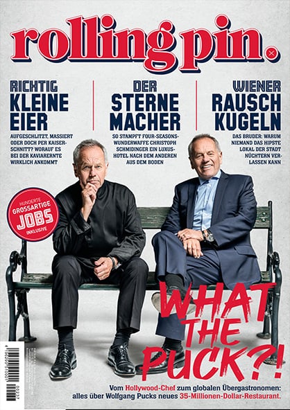 Rolling Pin Cover 237 Wolfgang Puck sitzt auf Parkbank