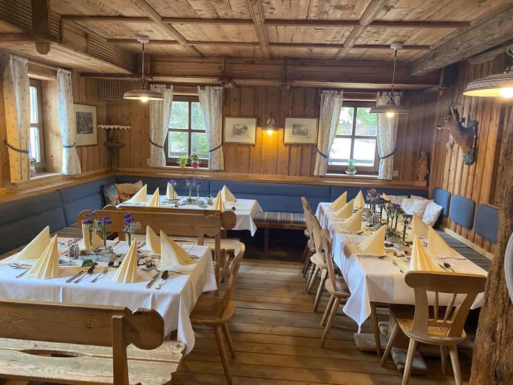 Innenansicht-gedeckte-Tische-festlich