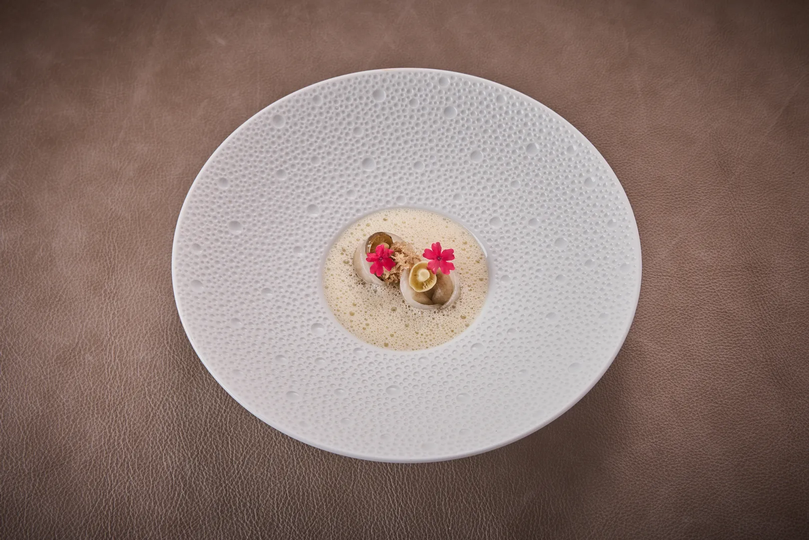 Ravioli-Iberico-Schwein-Garnele-Enoki-Pilze-weisser-Alba-Trueffel